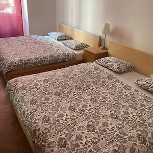 Large 3 Bedroom Family With Balcony Apartamento Praga